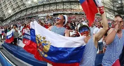 Российские футбольные фанаты в Марселе не опозорили