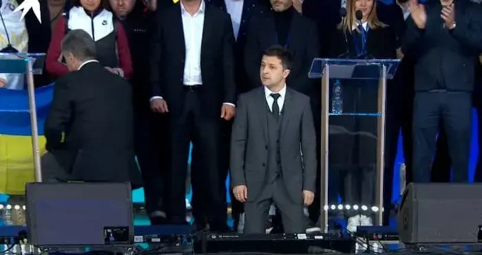 Почему украинские политики падают на колени